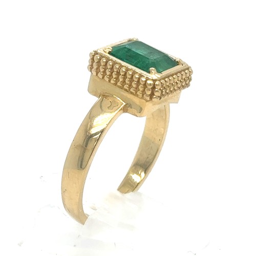 439 - An Emerald Ring in Yellow Gold.

Emerald Weight: Approximately 2.35ct
Stamped 750 
Ring Size: U / US... 