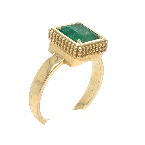 439 - An Emerald Ring in Yellow Gold.

Emerald Weight: Approximately 2.35ct
Stamped 750 
Ring Size: U / US... 