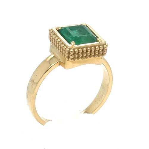 439 - An Emerald Ring in Yellow Gold.

Emerald Weight: Approximately 2.35ct
Stamped 750 
Ring Size: U / US... 