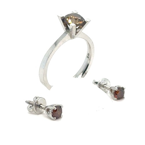 440 - A Lot of a Champagne Diamond Ring in 14K White Gold + A Pair of 14K Gold Ear Studs in White Gold. 

... 