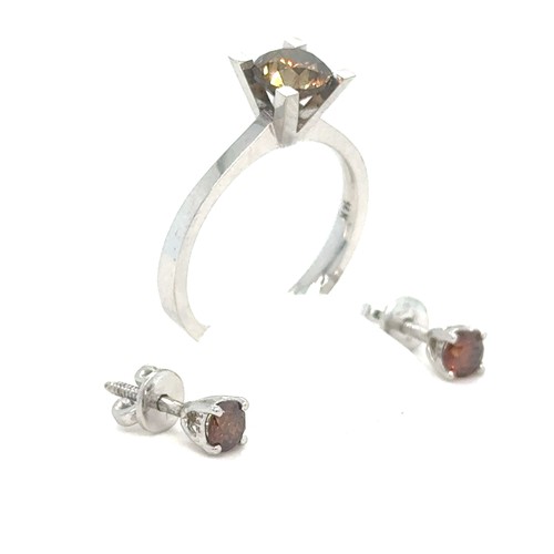 440 - A Lot of a Champagne Diamond Ring in 14K White Gold + A Pair of 14K Gold Ear Studs in White Gold. 

... 