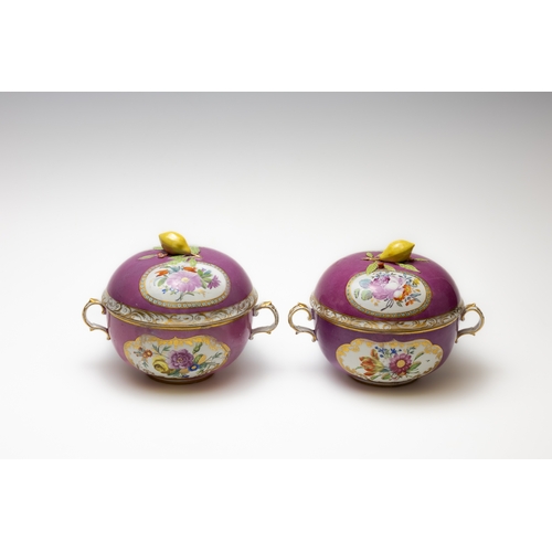 65 - A Pair of Victorian Aubergine Porcelain Bowls with Covers from the 19th Century.