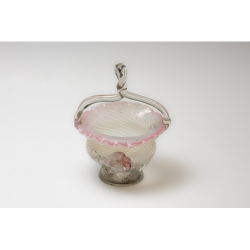 73 - A Victorian Glass Basket from the 19th Century.

H: Approximately 17cm