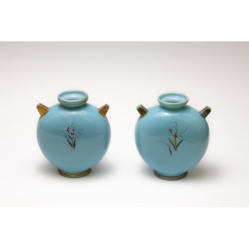 77 - A Pair of Antique Bohemian Opaline Baby Blue Glass Flower Pots from the 19th Century.

H: Approximat... 