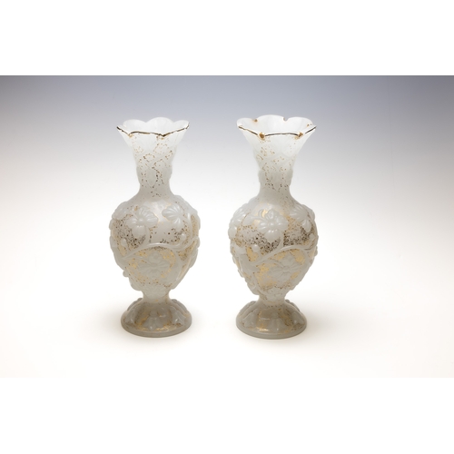 91 - A Pair of Baccarat Opaline Vases from the 19th Century.

H: Approximately 32cm