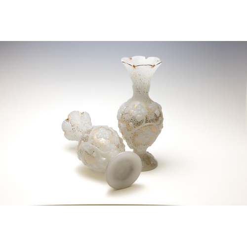 91 - A Pair of Baccarat Opaline Vases from the 19th Century.

H: Approximately 32cm