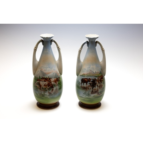 98 - A Pair of Victorian Porcelain Vases from the 19th Century.

H: Approximately 35cm