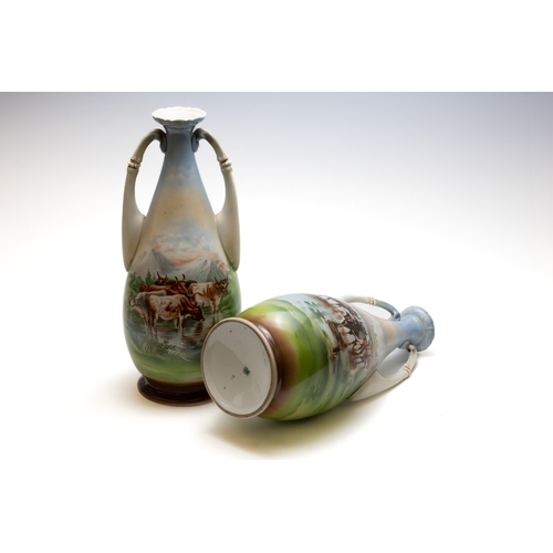 98 - A Pair of Victorian Porcelain Vases from the 19th Century.

H: Approximately 35cm