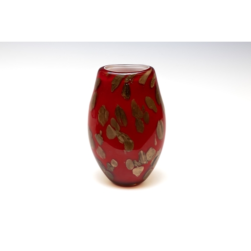 125 - A Vintage Large Murano Red Glass Vase from the 20th Century.

H: Approximately 29cm