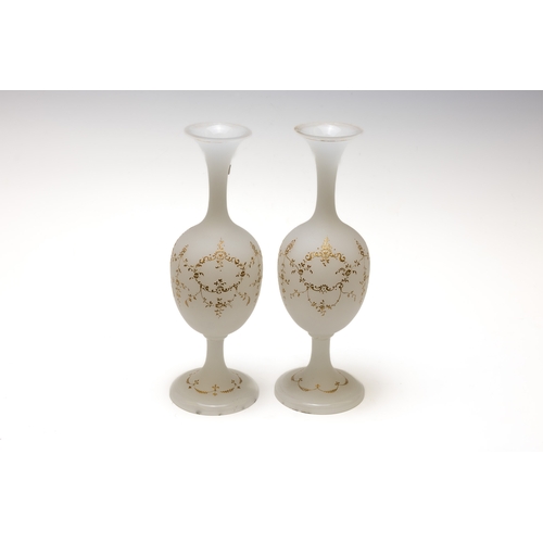 129 - A Pair of Antique French Opaline White Glass Vase from the 19th Century.

H: Approximately 30cm