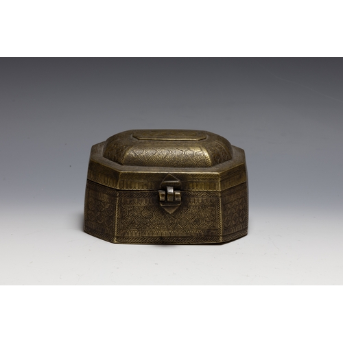 408 - An Indian Brass Jewellery Box with Lid and Beautiful Carving.

H: Approximately 8cm
L: Approximately... 