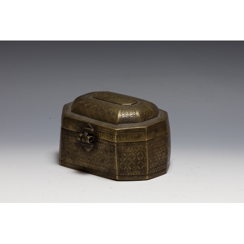 408 - An Indian Brass Jewellery Box with Lid and Beautiful Carving.

H: Approximately 8cm
L: Approximately... 