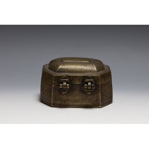 408 - An Indian Brass Jewellery Box with Lid and Beautiful Carving.

H: Approximately 8cm
L: Approximately... 