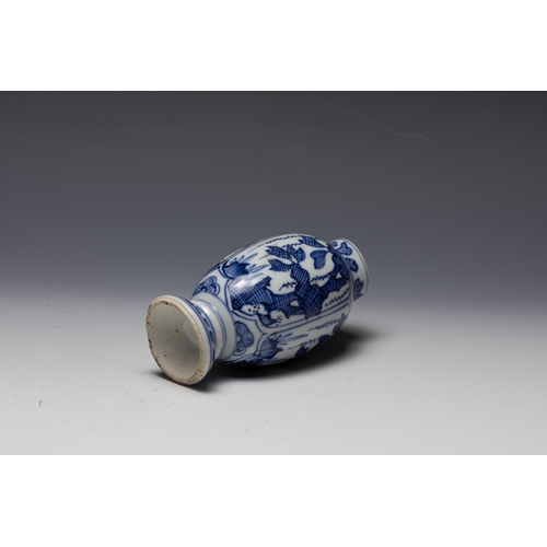 376 - A Chinese Blue & White Vase from the 19th Century Qing Dynasty Depicting Floral Patterns.

H: Approx... 