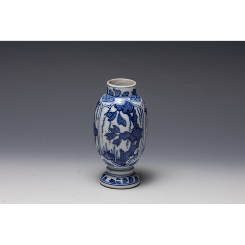 376 - A Chinese Blue & White Vase from the 19th Century Qing Dynasty Depicting Floral Patterns.

H: Approx... 