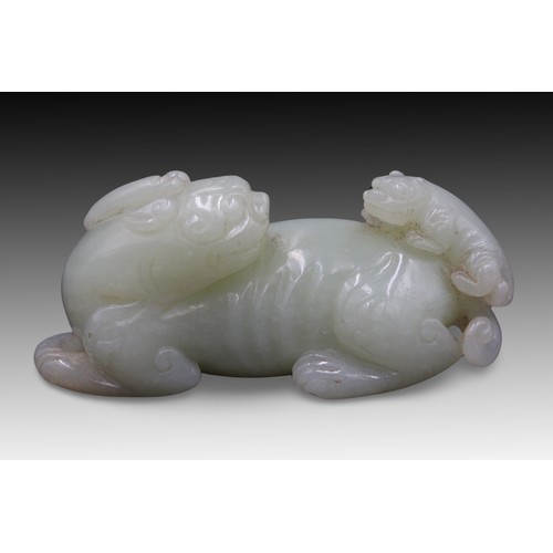 72 - A Chinese Jade Mythical Lion with its Cub. 

Length: Approximately 7.4cm

Private Collector from Bel... 