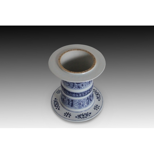 75 - An Unusual Chinese Porcelain Stand from the 19th Century, made for the Islamic Market. 

Height: App... 