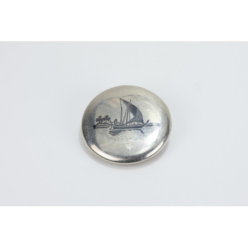 177 - An Islamic Iraqi Silver Compact Mirror with Niello Work

D: Approximately 7.6cm
82g