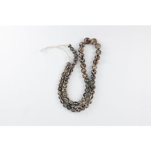 257 - A Tibetan Dzi Beads Necklace.

L: Approximately 88cm