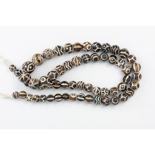 257 - A Tibetan Dzi Beads Necklace.

L: Approximately 88cm