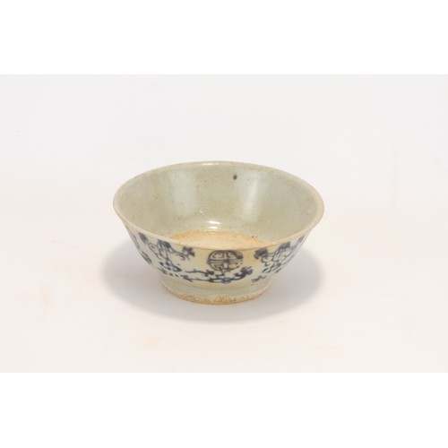 107 - **NO RESERVE**
A Chinese Porcelain Bowl with Blue Floral Patterns Probably from the Qing Dynasty.

D... 