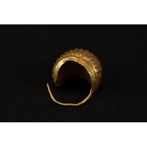 316 - A Western Asiatic Gold Shell- Shaped Single Earring Shaped into a Shell Circa 1st Millennium B.C. - ... 