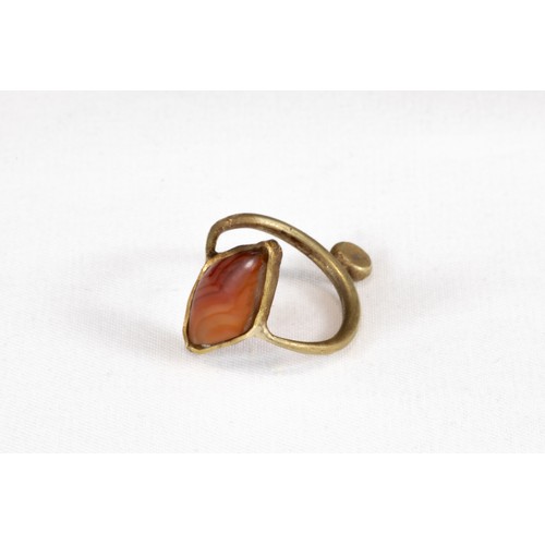 322 - A Western Asiatic Gold Ring with a Rhombic Banded Agate Circa 1st Millennium B.C. - 1st Millennium A... 