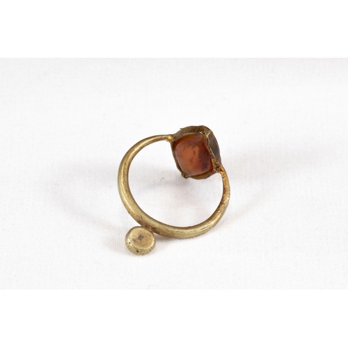 322 - A Western Asiatic Gold Ring with a Rhombic Banded Agate Circa 1st Millennium B.C. - 1st Millennium A... 