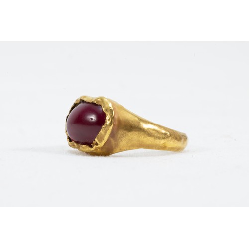 23 - A Roman Gold Ring with a Garnet Stone from 625 BC- 476 AD.

Approximately 3g

Private Collection fro... 