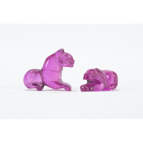 334 - A Lot of 2 Carved Pink Gemstone Figures of Lions, Possibly Ruby.

5.4g
Approximately 1.8cm x 1.5cm &... 