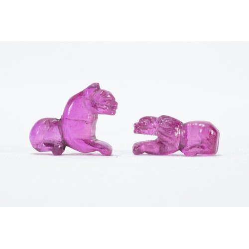 334 - A Lot of 2 Carved Pink Gemstone Figures of Lions, Possibly Ruby.

5.4g
Approximately 1.8cm x 1.5cm &... 