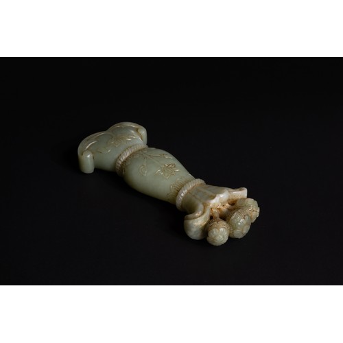 299 - An Indian Mughal Jade Handle Carved with Floral Patterns.

H: Approximately 13.5cm