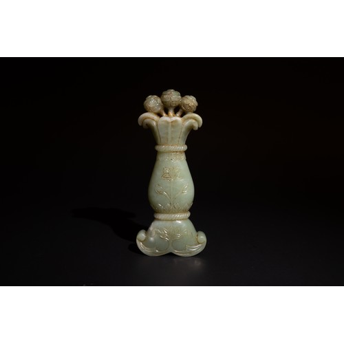 299 - An Indian Mughal Jade Handle Carved with Floral Patterns.

H: Approximately 13.5cm