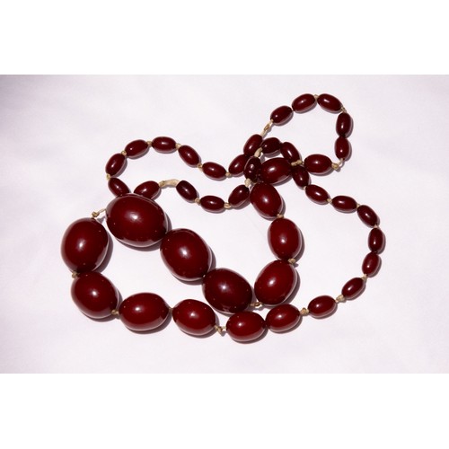 105 - A Graduated Cloudy Cherry Amber Beads Necklace.

85.7g