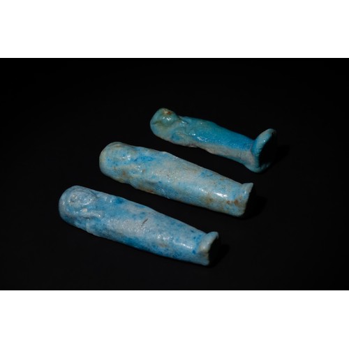 204 - A Lot of 3 Egyptian Miniature Faience Ushabtis, Circa 26th Dynasty.

H: Approximately 4.1cm - 5.2cm
... 