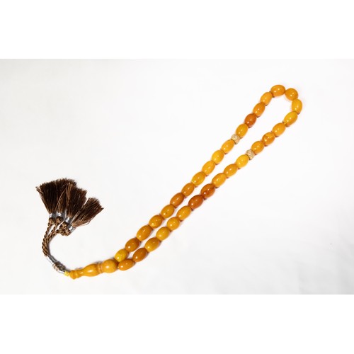 122 - An Islamic Butterscotch Amber Tasbih Prayer Beads.

59g

Half breaded length: Approximately 28cm