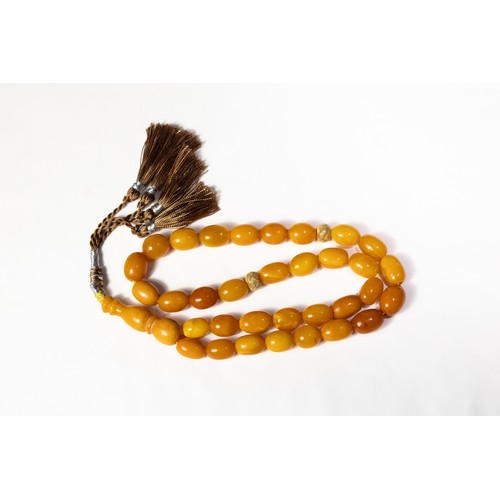 122 - An Islamic Butterscotch Amber Tasbih Prayer Beads.

59g

Half breaded length: Approximately 28cm