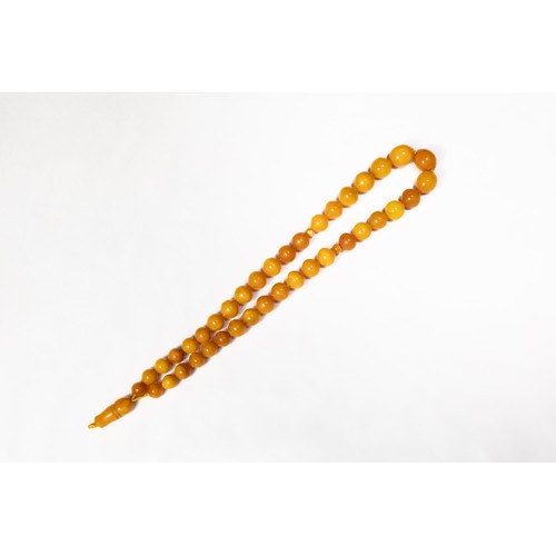 124 - An Islamic Ottoman Butterscotch Amber Tasbih Prayer Beads.

26g

Half breaded length: Approximately ... 