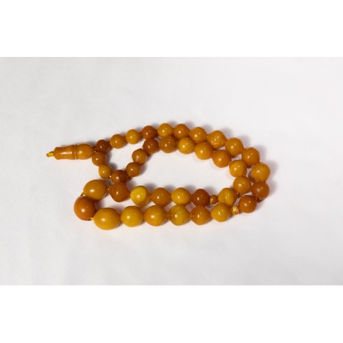 124 - An Islamic Ottoman Butterscotch Amber Tasbih Prayer Beads.

26g

Half breaded length: Approximately ... 