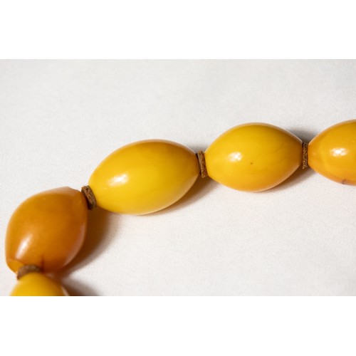 125 - An Islamic Ottoman Butterscotch Amber Beads Short Necklace

58g

Half breaded length: Approximately ... 