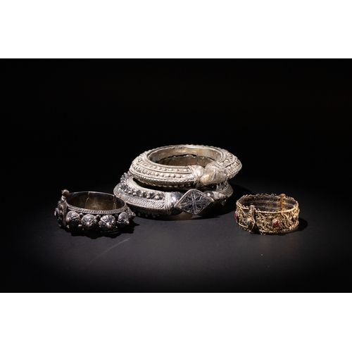 121 - A Mixed Lot of 4 Tribal Yemeni White Metal Bracelets and Bangles.

300g

Provenance: Private NW Lond... 