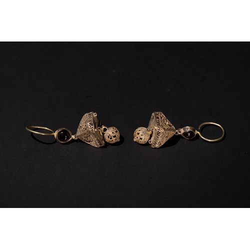 123 - A Pair of Islamic Fatimid Gold Filigree Earrings, 10-12th Century, with Garnet Stones.

8.9g