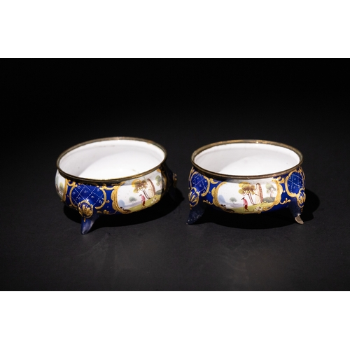 23 - A Pair of English Enamelled Salt Cellars, Late 18th Century.

D: Approximately 6.5cm
H: Approximatel... 