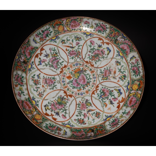 318 - **NO RESERVE**

A Chinese Canton Famille Jaune Porcelain Plate with Floral and Butterfly Motif.

Thi... 