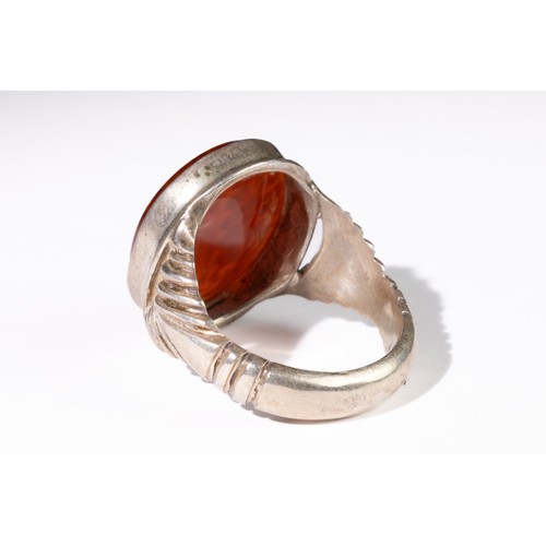 326 - **NO RESERVE**

An Islamic Agate Silver Ring with Calligraphic Inscription.

 ring features a deep r... 