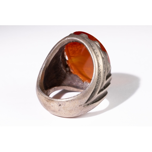 327 - **NO RESERVE**

An Islamic Agate Silver Ring with Calligraphic Inscription.

This Islamic silver rin... 