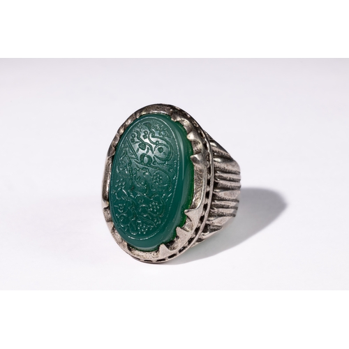 331 - **NO RESERVE**

An Islamic Green Agate Silver Ring with Calligraphic Inscription.

This silver ring ... 