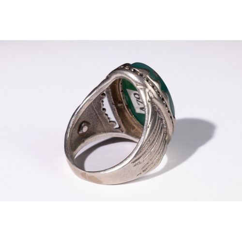 331 - **NO RESERVE**

An Islamic Green Agate Silver Ring with Calligraphic Inscription.

This silver ring ... 