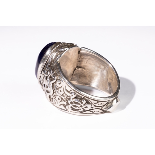 332 - **NO RESERVE**

An Indian Silver Ring with Oval Faceted Gemstone, Possibly Sapphire.

This Indian si... 