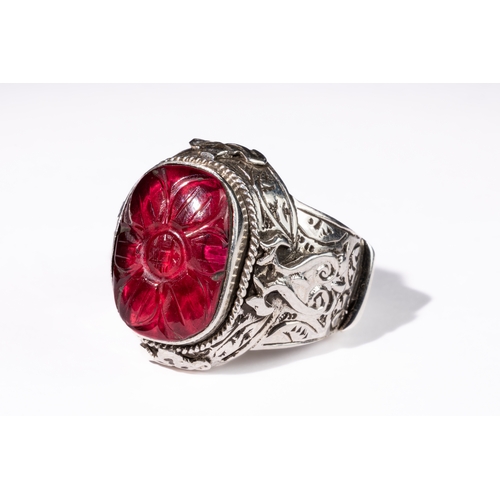 333 - **NO RESERVE**

An Indian Silver Ring with Faceted Gemstone, Possibly Ruby.

This Indian silver ring... 